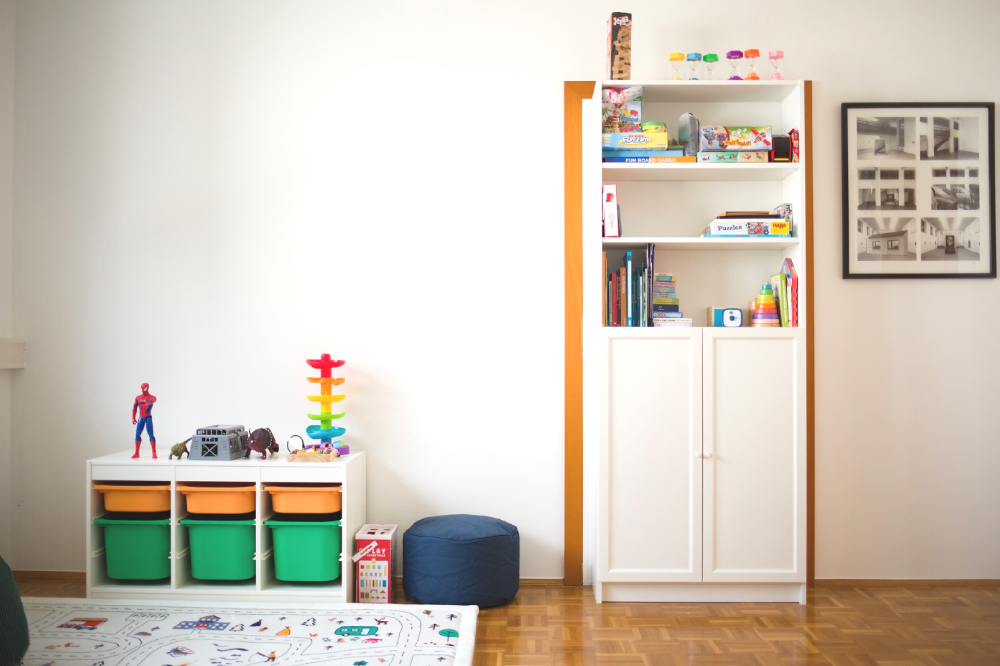 Praxisraum mit Spielmaterialien, Regal und Bodenmatte